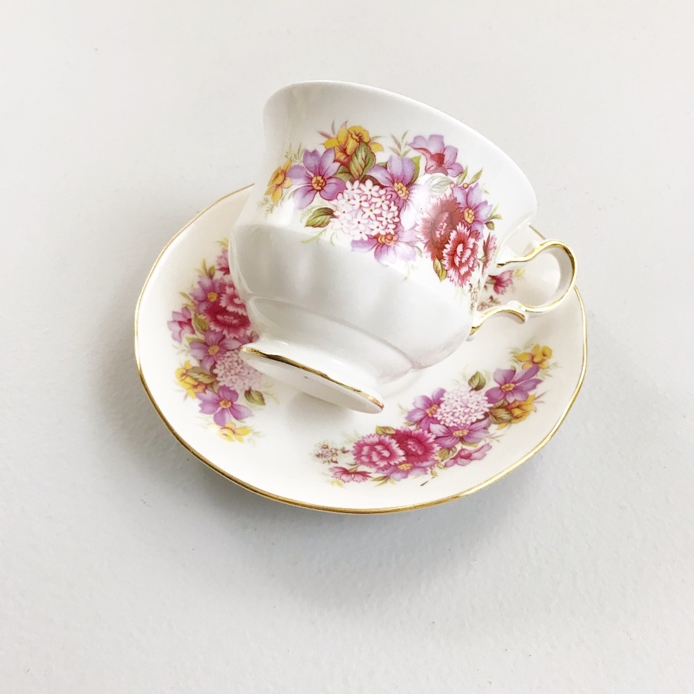 QUEEN ANNE England Bone China Tea Cup & Saucer Pink Floral English Cottage